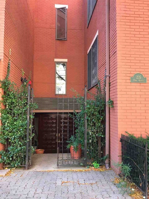 Primary Photo - 235 Park Ave