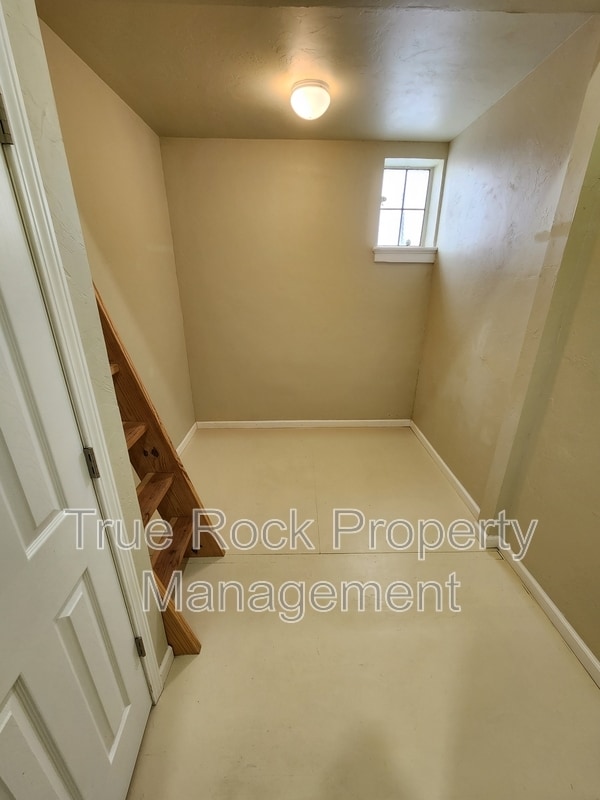 Building Photo - 208 E MAIN, Apt #3 (BILLS PAID- not including tv or wifi)