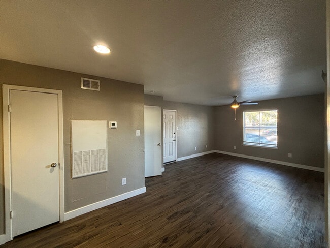 Foto del edificio - 1400 Clarewood Dr
