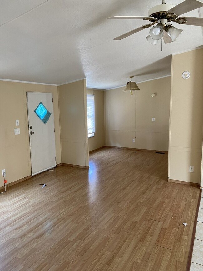 Building Photo - Spacious mobile home in a lovely community located in downtown area of Athens.