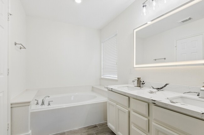 Foto del edificio - 17910 Royal Gate Ln