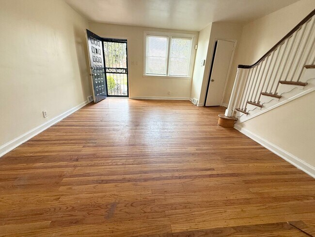 Foto del edificio - Gorgeous 3-Bed Townhome in Lawncrest! Available NOW!