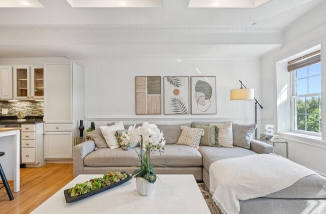 Building Photo - Large Sunny Eckington Three Bed/Three Bath Interior Rowhouse Condo Home