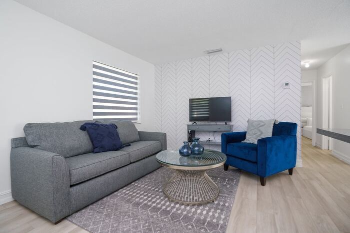 Foto principal - Blue Door Duplex- Cozy, Renovated, Parking