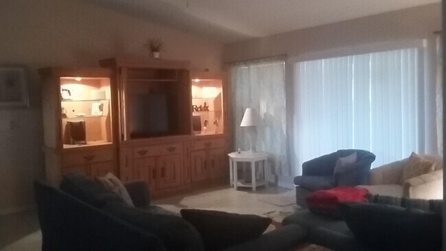 Building Photo - 992 SW McComkle Ave