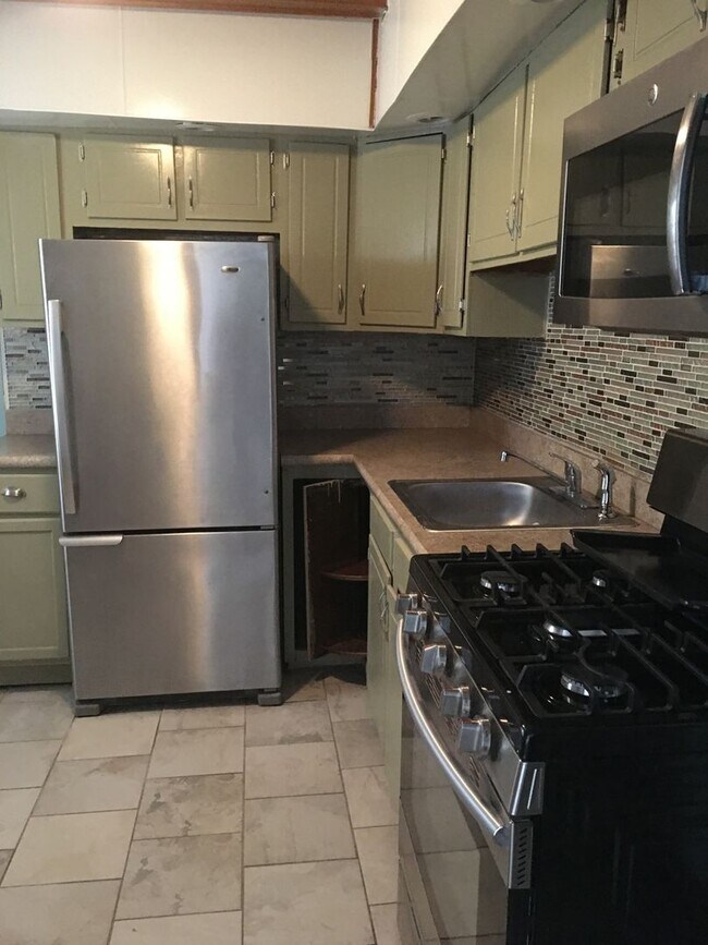 Building Photo - Cozy 3BR Near LaSalle University