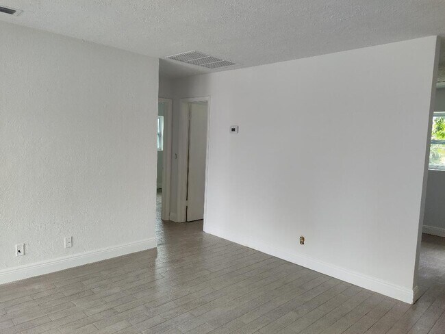 Foto del edificio - 830 Prosperity Farms Rd