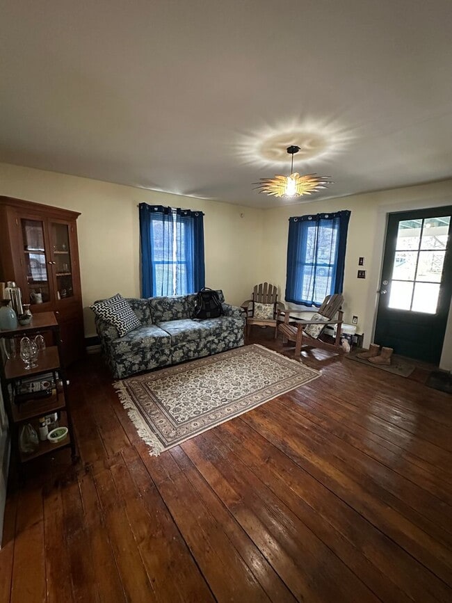 Building Photo - Spacious Single-Family House - Close to Mi...