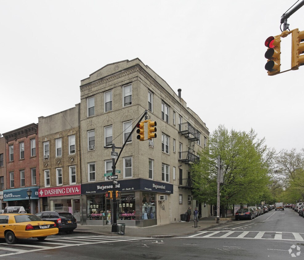 Primary Photo - 131 Smith St
