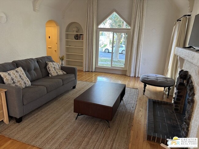 Foto del edificio - 833 N Orange Dr