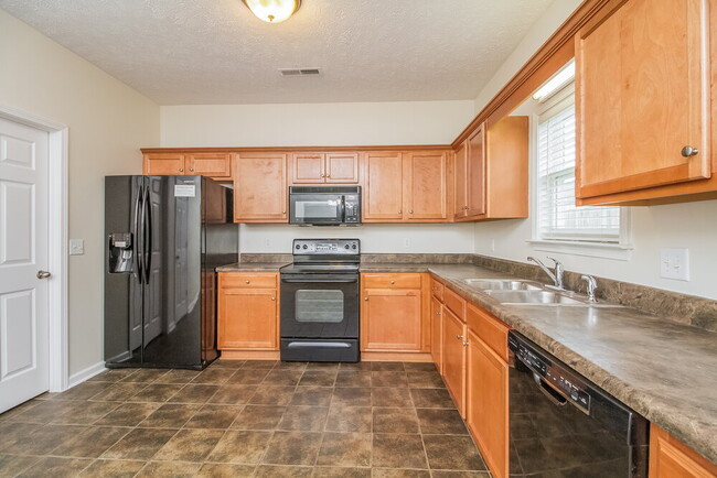 Building Photo - 1452 Colyn Avenue