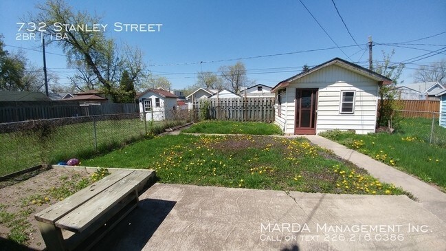 Foto del edificio - 2 BDRM 1 BATH - ONE FLOOR HOUSE $1100+++