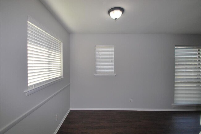 Building Photo - 5004 Live Oak St