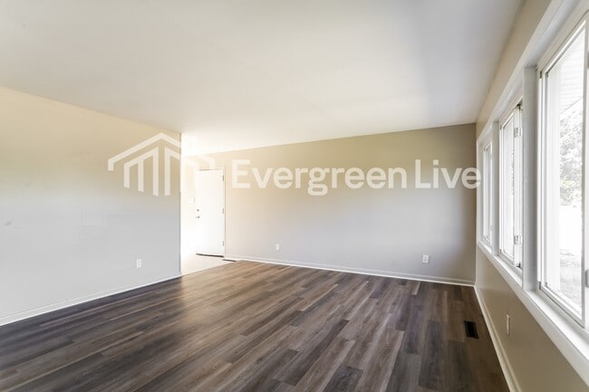 Foto del edificio - 4663 E Livingston Ave