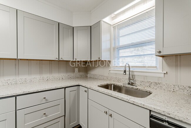 Building Photo - SIGN LEASE BY 2/28 AND GET $250 OFF FIRST ...