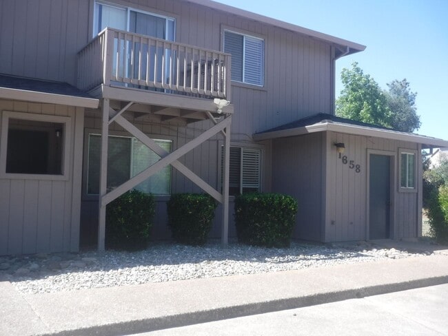 Building Photo - 1658 Bramble Pl