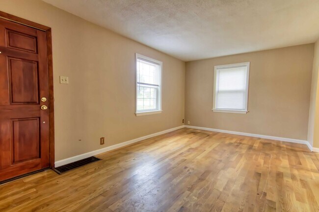 Building Photo - Nice 2 bed 1 bath home with partially fini...