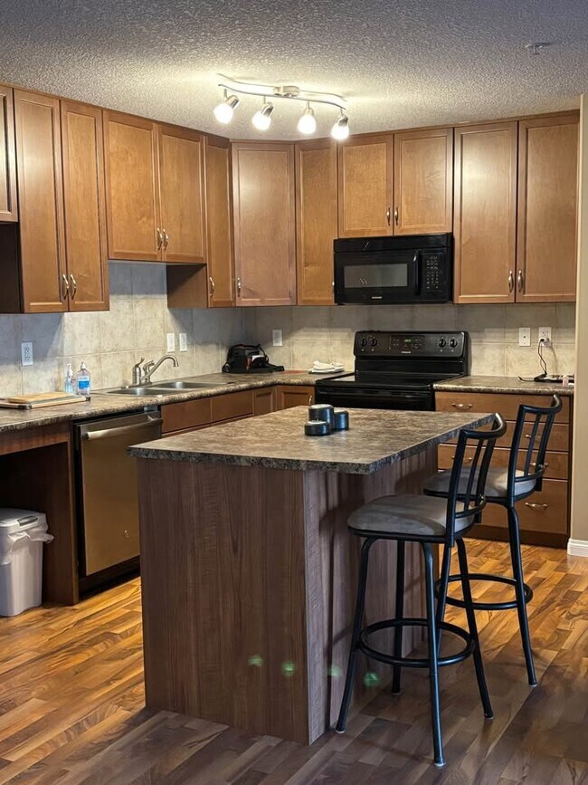 Photo du bâtiment - 1204-1156 156 St NW