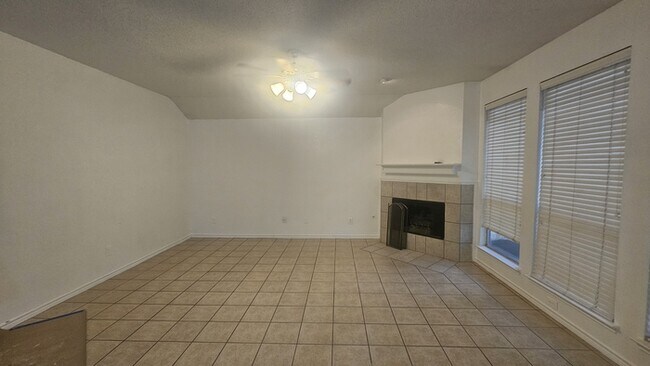 Building Photo - 2100 Cantura Dr