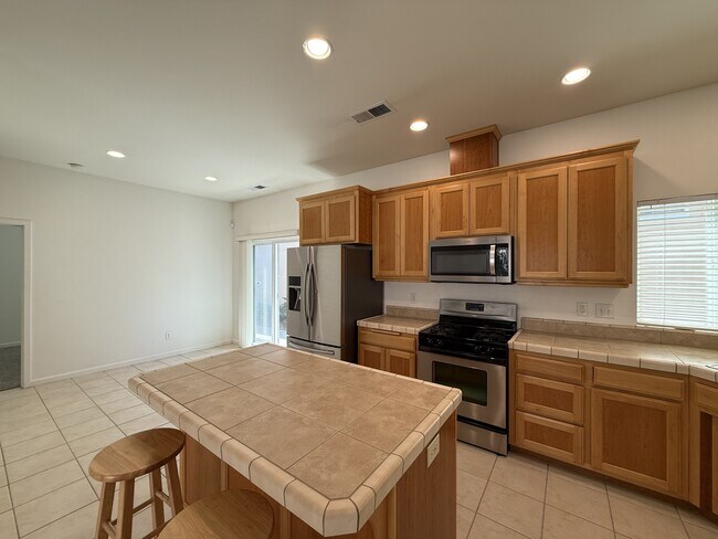 Building Photo - 1447 Yosemite Dr