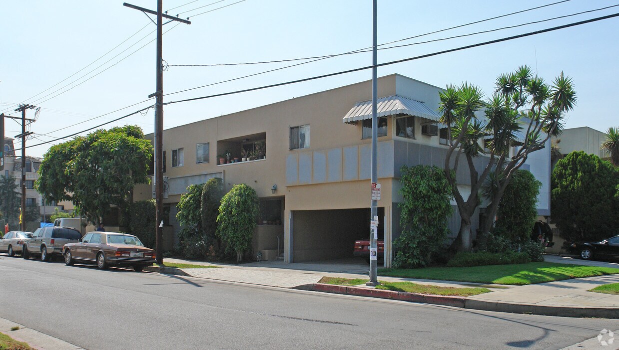 Primary Photo - 8440 Willoughby Ave