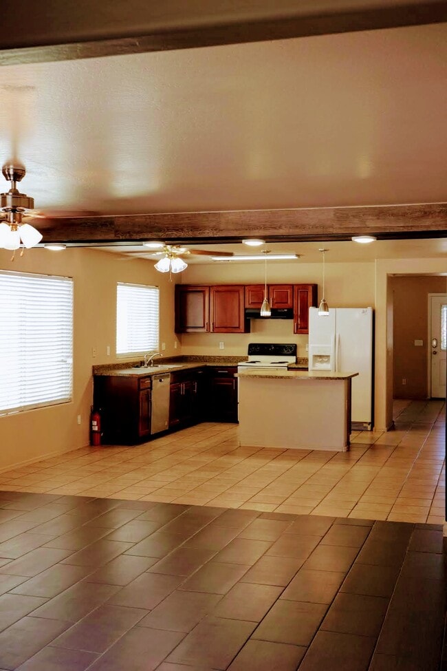 Spacious kitchen - 3218 W Alta Vista Rd