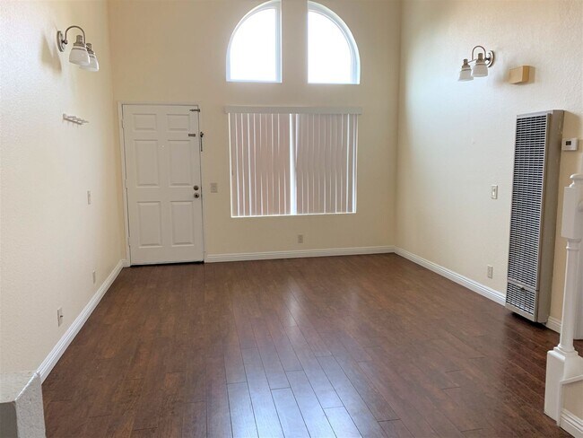 Foto del edificio - One Bedroom with a Bonus Loft in UTC area!!