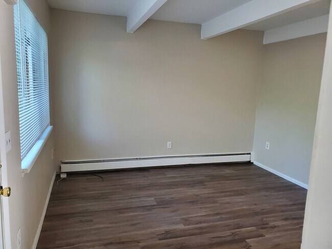 Building Photo - Sunny, newly remodeled 3 bed + office/2.5 ...