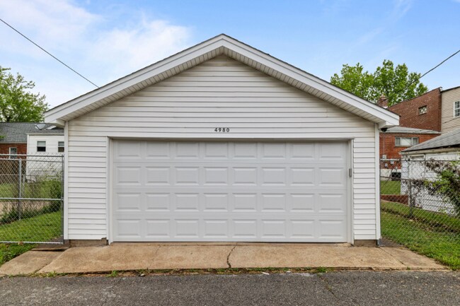 Foto del edificio - 4980 Fyler Ave
