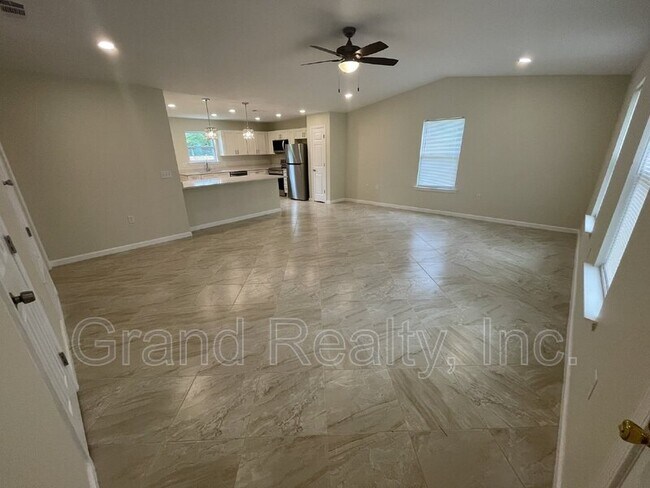 Foto del edificio - 6095 Carr Rd