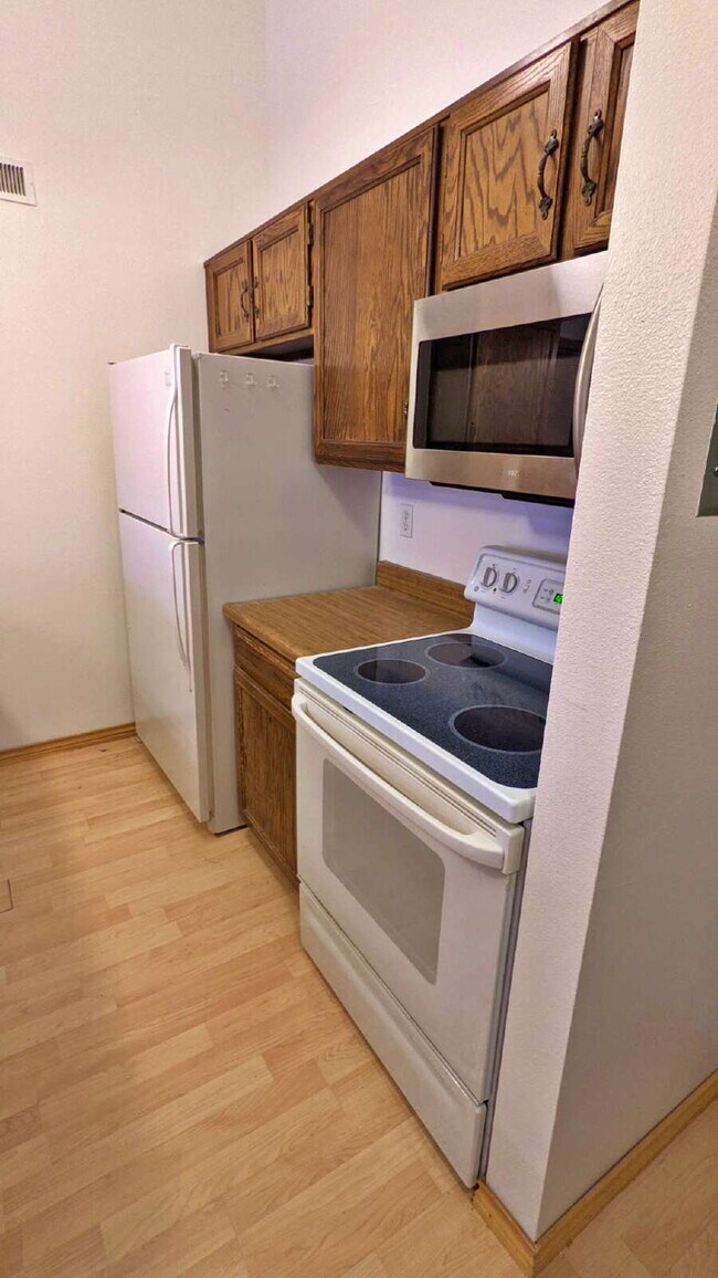 Foto del edificio - Spacious 2 Bedroom 1 Bath Condo In Cherry Creek School District!! 2nd Floor Balcony! Extra Storag...