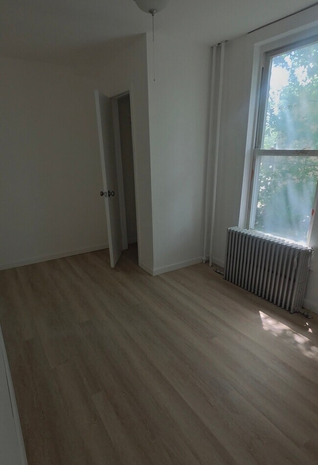 Building Photo - 520 E Plum St