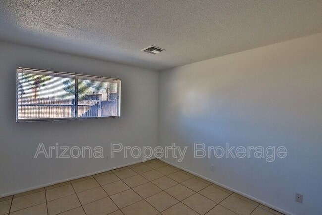 Building Photo - 1702 W Vogel