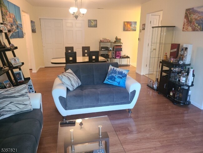Foto del edificio - 14 Brookside Ln