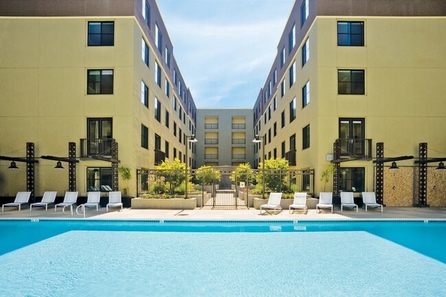 Eche un vistazo a nuestra piscina de entrenamiento con control de temperatura y spa con cornisas de bronceado - The Uptown