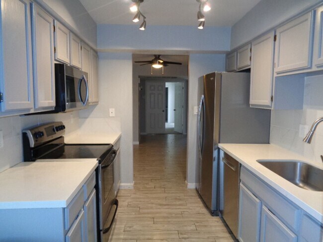Building Photo - Spacious condo in Scottsdale-close to Scot...