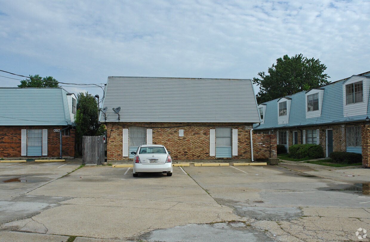 Primary Photo - 5013 Yale St