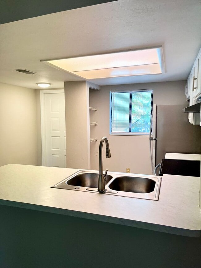 Building Photo - 2 bedroom, 2 bath Condo on 1st floor locat...