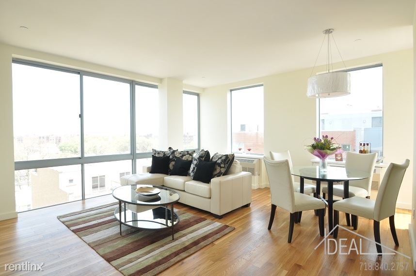 Foto principal - 2733 E 12th St