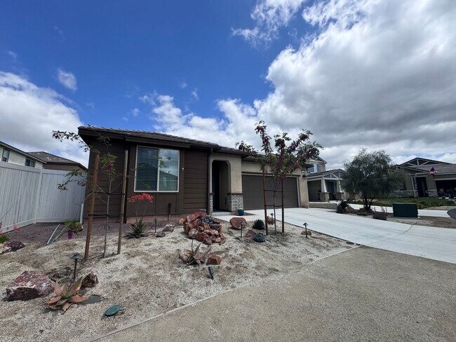 Foto del edificio - Single Level 4 Bedroom Home in the New Val...