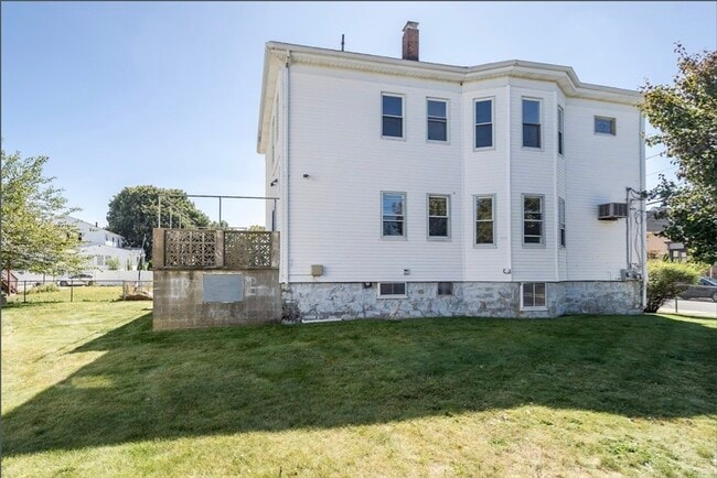 Building Photo - 24 Blaine St