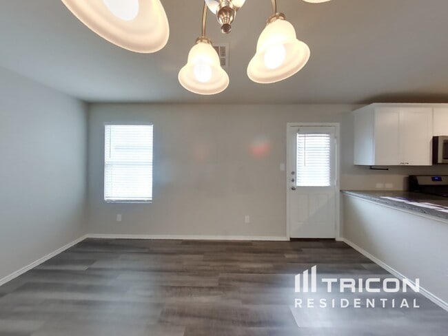 Building Photo - 102 Elizondo Way
