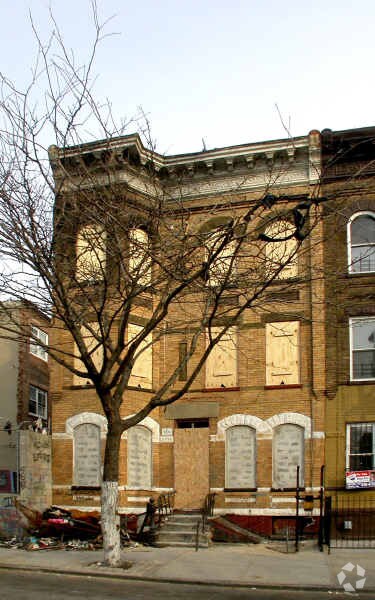 Building Photo - 196 Schaefer St