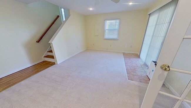Building Photo - Townhouse *Move in Special*