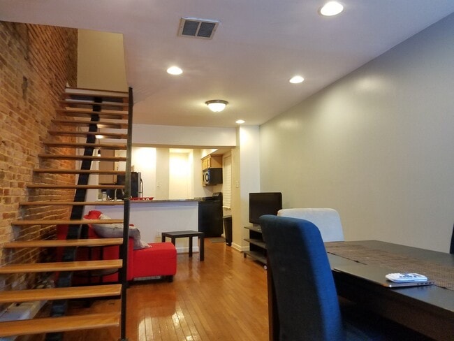 Building Photo - Charming 2Bedroom/1.5Bath Townhome in Upper Fells Point!