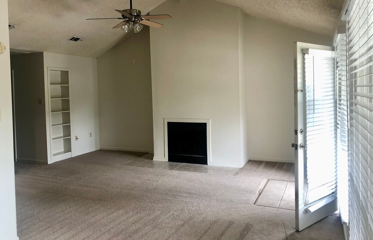 Building Photo - Great complex minutes from campus!