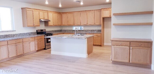 Building Photo - 4 br, 3 bath House - 16965 BACH DR