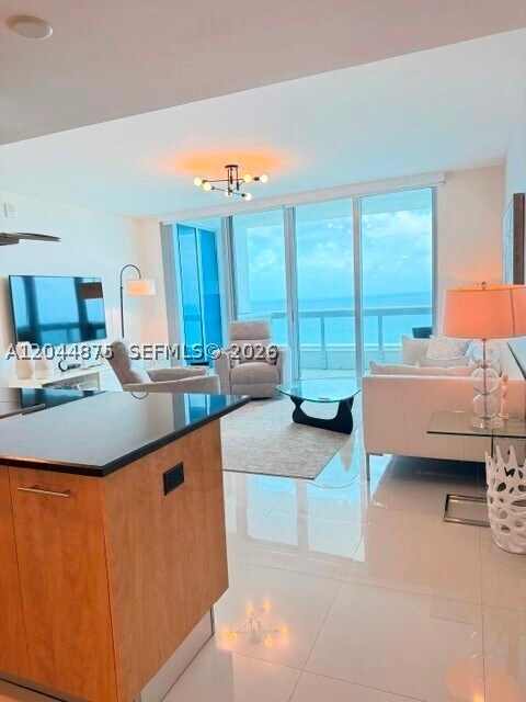 Foto del edificio - 6899 Collins Ave