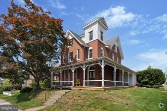 Building Photo - 459 Walnut St
