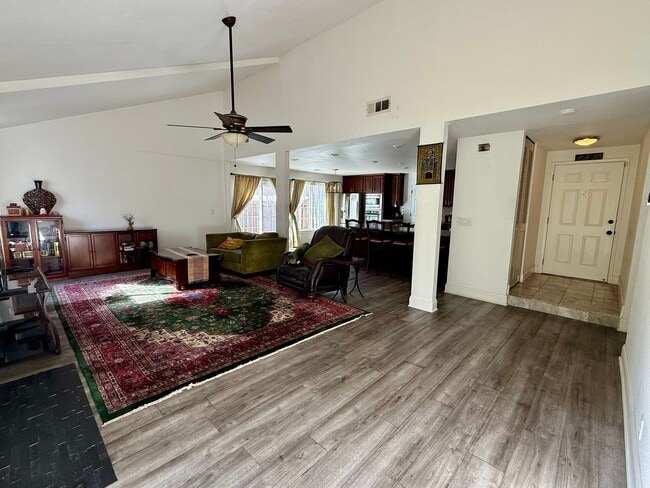 Foto del edificio - 726 Shawnee Ln